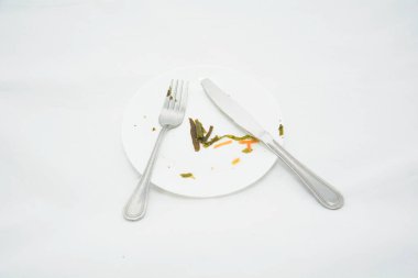 Beyaz arka planda bir tabakta deniz lahanası