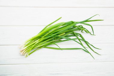 Hafif arkaplanda yeşil soğanlar