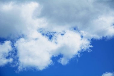 Güzel mavi gökyüzünde büyük bulutlar