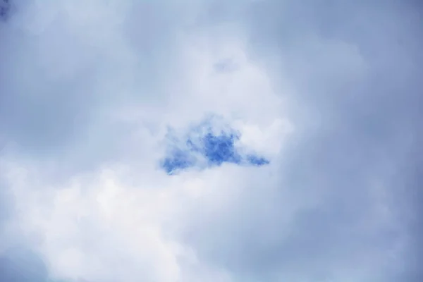 Grandi Nuvole Bel Cielo Blu — Foto Stock