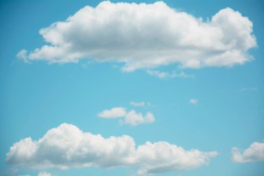 Güzel mavi gökyüzünde büyük bulutlar