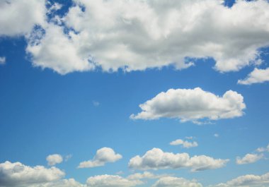 Güzel mavi gökyüzünde büyük bulutlar