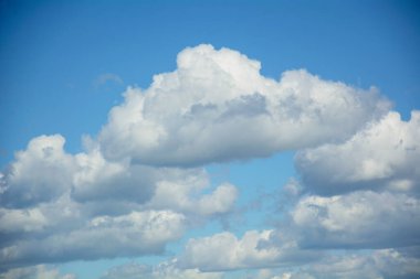 Güzel mavi gökyüzünde büyük bulutlar