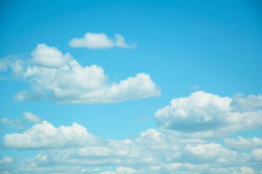 Güzel mavi gökyüzünde büyük bulutlar