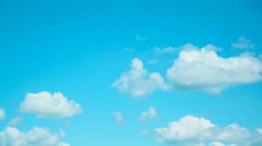 Güzel mavi gökyüzünde büyük bulutlar