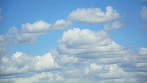 Grandes Nuvens Belo Céu Azul — Fotografia de Stock