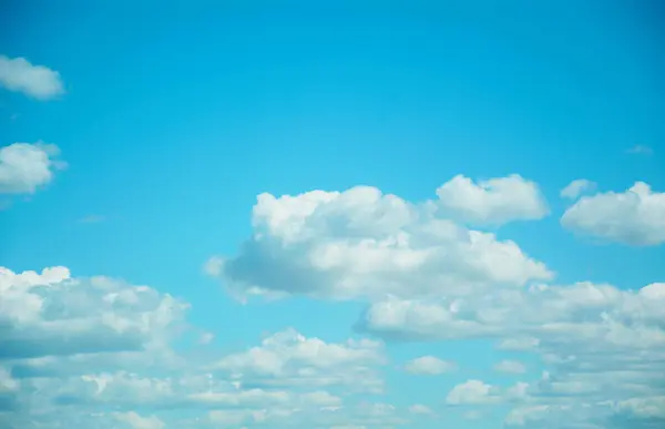 Grote Wolken Een Prachtige Blauwe Lucht — Stockfoto