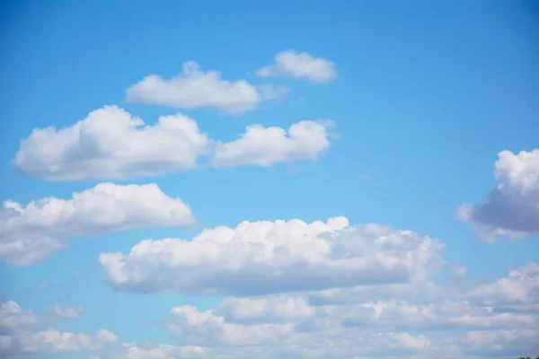 Grandes Nuvens Belo Céu Azul — Fotografia de Stock