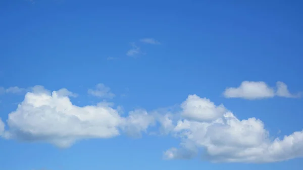青空に浮かぶ大きな雲 — ストック写真