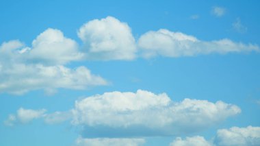 Güzel mavi gökyüzünde büyük bulutlar