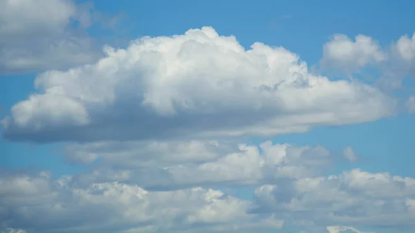 Μεγάλα Σύννεφα Έναν Όμορφο Γαλάζιο Ουρανό — Φωτογραφία Αρχείου