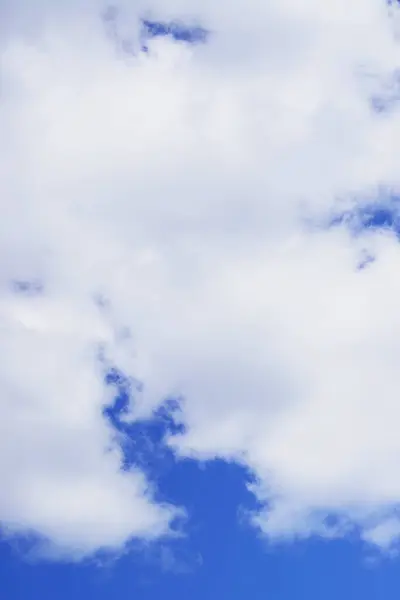 Güzel Mavi Gökyüzünde Büyük Bulutlar — Stok fotoğraf