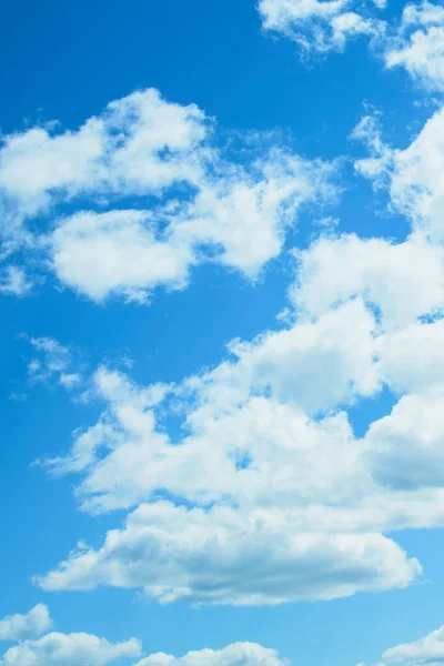 美丽蓝天上的大朵云彩 — 图库照片