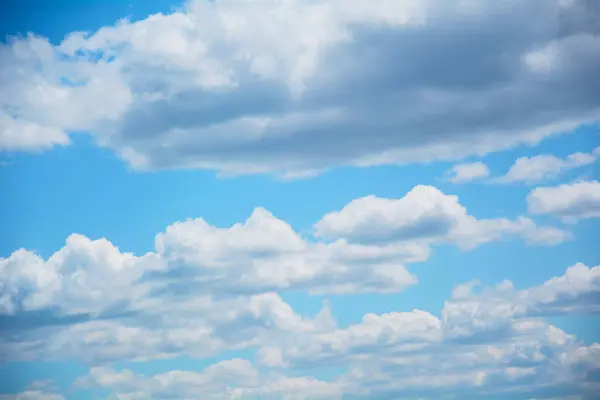 Grote Wolken Een Prachtige Blauwe Lucht — Stockfoto