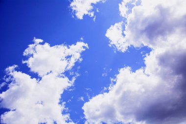 Güzel mavi gökyüzünde büyük bulutlar