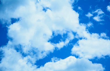 Güzel mavi gökyüzünde büyük bulutlar