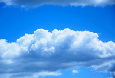 Güzel mavi gökyüzünde büyük bulutlar