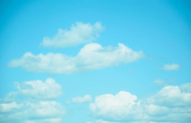 Yazın güzel mavi gökyüzünde büyük bulutlar