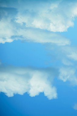 Yazın güzel mavi gökyüzünde büyük bulutlar
