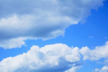 Yazın güzel mavi gökyüzünde büyük bulutlar