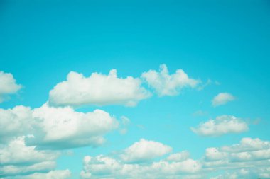 Yazın güzel mavi gökyüzünde büyük bulutlar