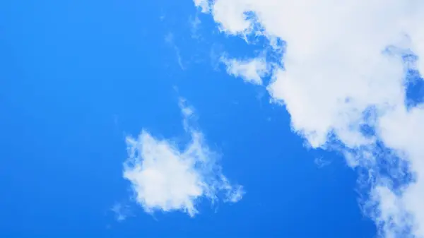 Yazın Güzel Mavi Gökyüzünde Büyük Bulutlar — Stok fotoğraf