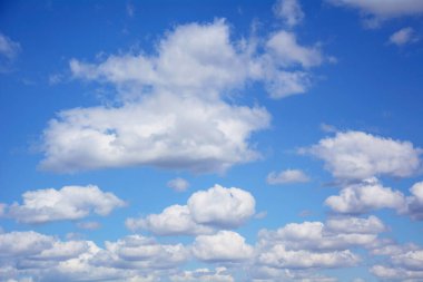 Yazın güzel mavi gökyüzünde büyük bulutlar