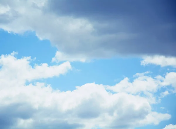 夏の青空に浮かぶ大きな雲 — ストック写真