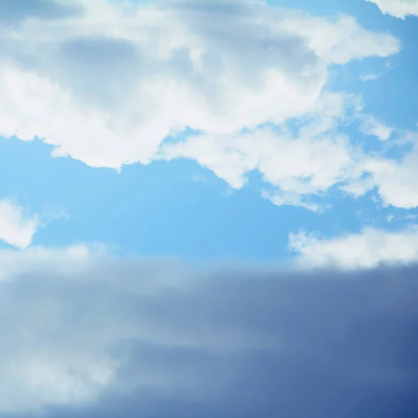 Yazın Güzel Mavi Gökyüzünde Büyük Bulutlar — Stok fotoğraf