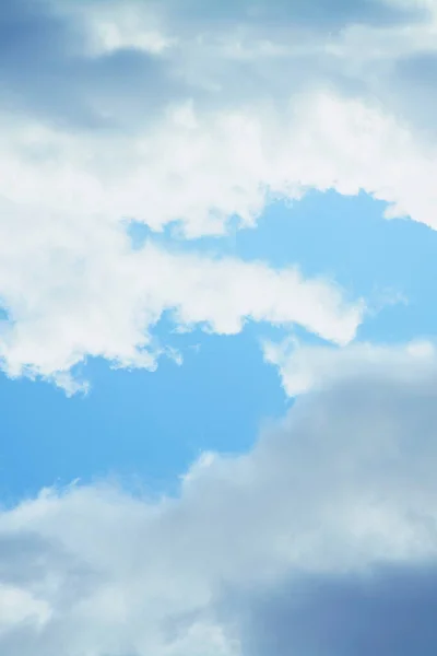 夏天美丽的蓝天上的大朵云彩 — 图库照片
