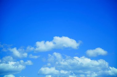 Yazın güzel mavi gökyüzünde büyük bulutlar