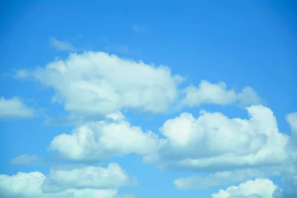 Stora Moln Vacker Blå Himmel Sommaren — Stockfoto