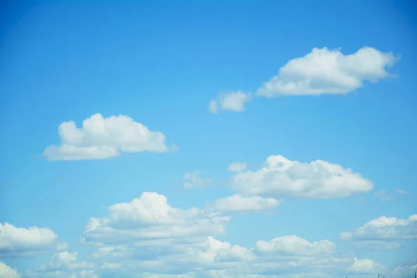 Stora Moln Vacker Blå Himmel Sommaren — Stockfoto