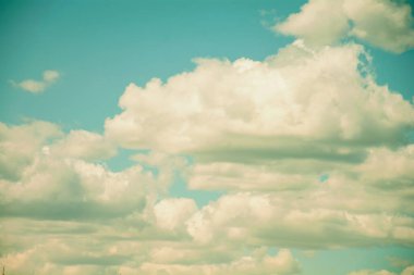 Yazın güzel mavi gökyüzünde büyük bulutlar