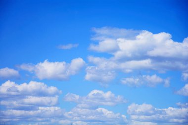 Yazın güzel mavi gökyüzünde büyük bulutlar