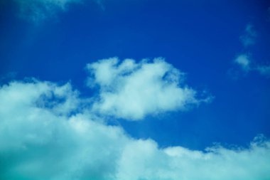 Yazın güzel mavi gökyüzünde büyük bulutlar