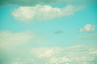 Yazın güzel mavi gökyüzünde büyük bulutlar