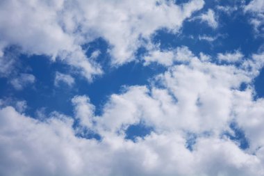 Yazın güzel mavi gökyüzünde büyük bulutlar