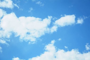 Yazın güzel mavi gökyüzünde büyük bulutlar