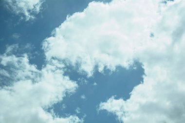 Yazın güzel mavi gökyüzünde büyük bulutlar