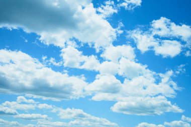 Yazın güzel mavi gökyüzünde büyük bulutlar