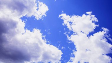 Yazın güzel mavi gökyüzünde büyük bulutlar