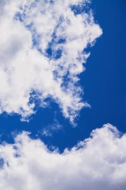 Yazın güzel mavi gökyüzünde büyük bulutlar