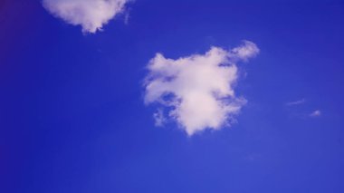 Yazın güzel mavi gökyüzünde büyük bulutlar