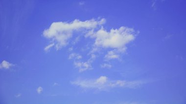 Yazın güzel mavi gökyüzünde büyük bulutlar