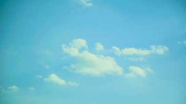 Yazın güzel mavi gökyüzünde büyük bulutlar