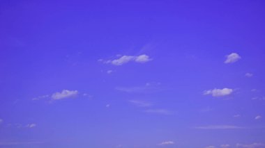 Yazın güzel mavi gökyüzünde büyük bulutlar