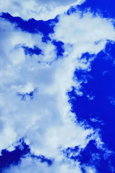 Stora Moln Vacker Blå Himmel Sommaren — Stockfoto