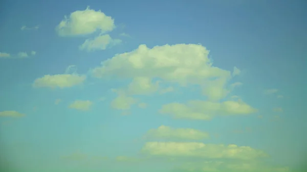 夏天美丽的蓝天上的大朵云彩 — 图库照片