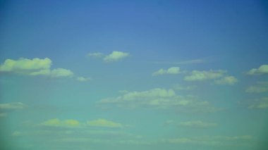 Yazın güzel mavi gökyüzünde büyük bulutlar